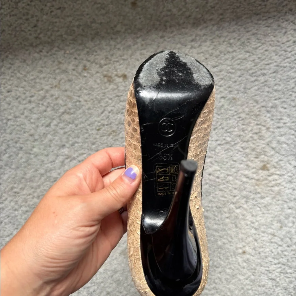 CHANEL Textured Beige and Black Heels - Picture 5 of 7